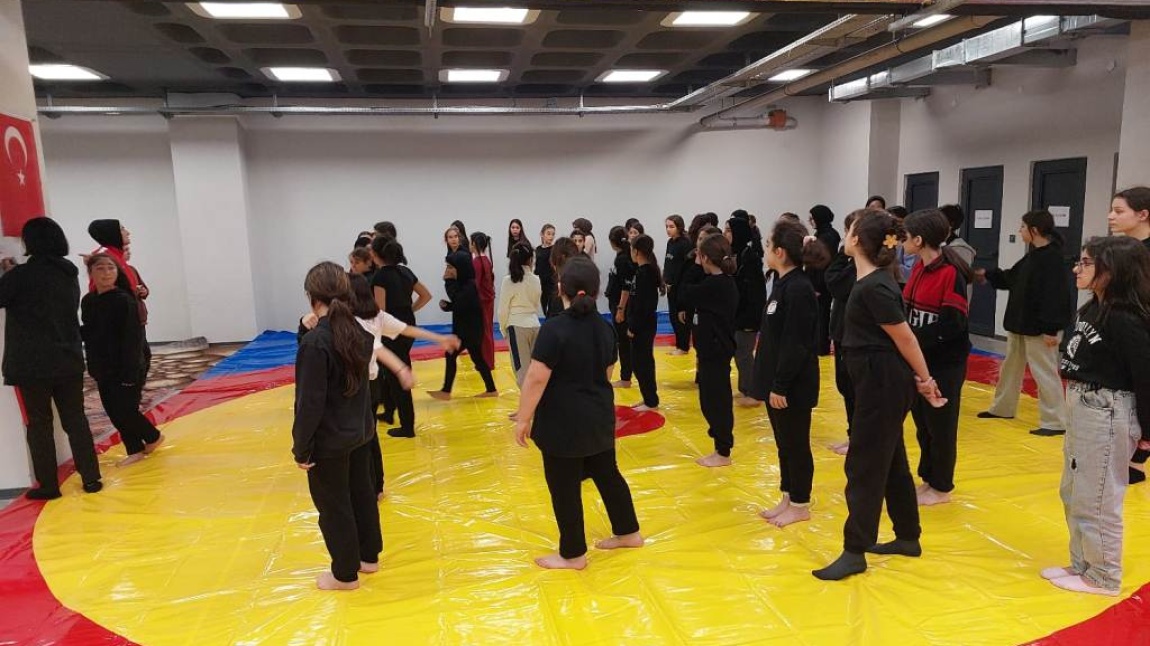 Kız Öğrencilerimizle Taekwondo Kurslarımız Devam Edyor